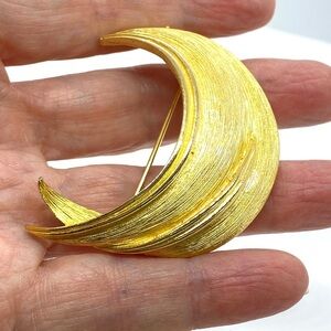 Vintage Brooch Textured Goldtone Mod Design